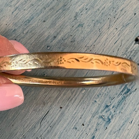Sweet Vintage Victorian Rolled Hollow Gold Bangle Bracelet with Etched Design - Picture 12 of 13